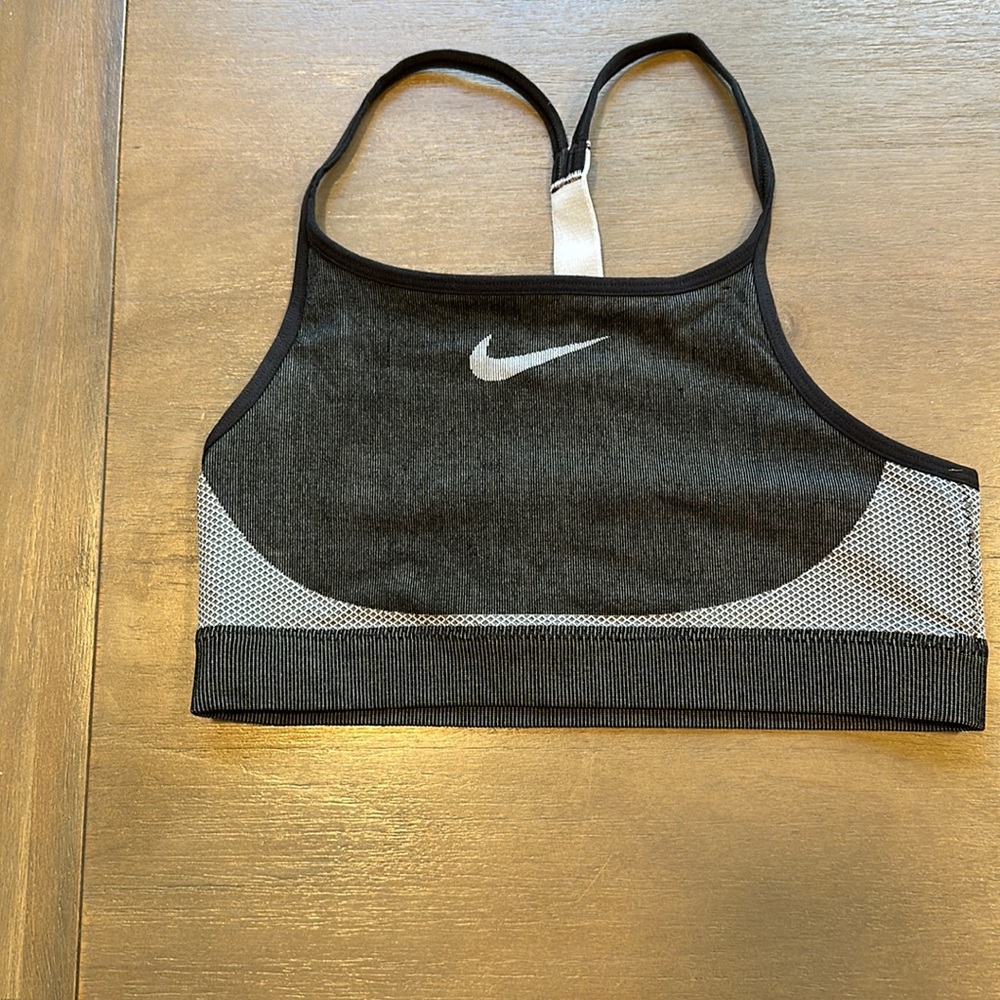 Girls Lg Nike Sports bra, gray. Never worn